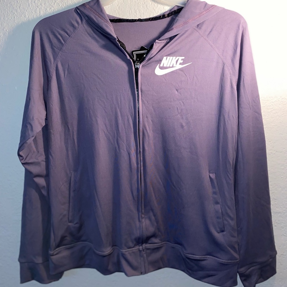 Nike (Generic) Brand. 2xl/3x. Wears smaller. Fits better on 1xl size comparison.